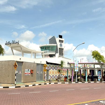 Brezza Hotel Lumut Kültér fotó
