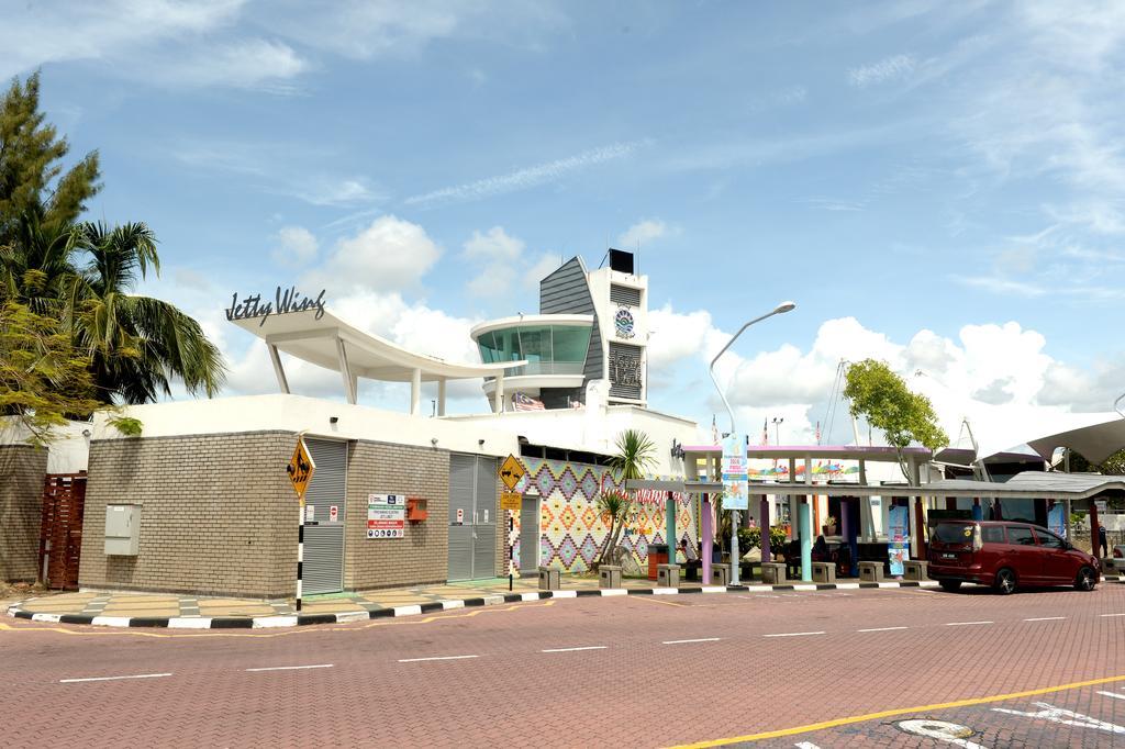 Brezza Hotel Lumut Kültér fotó