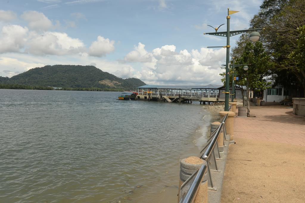 Brezza Hotel Lumut Kültér fotó