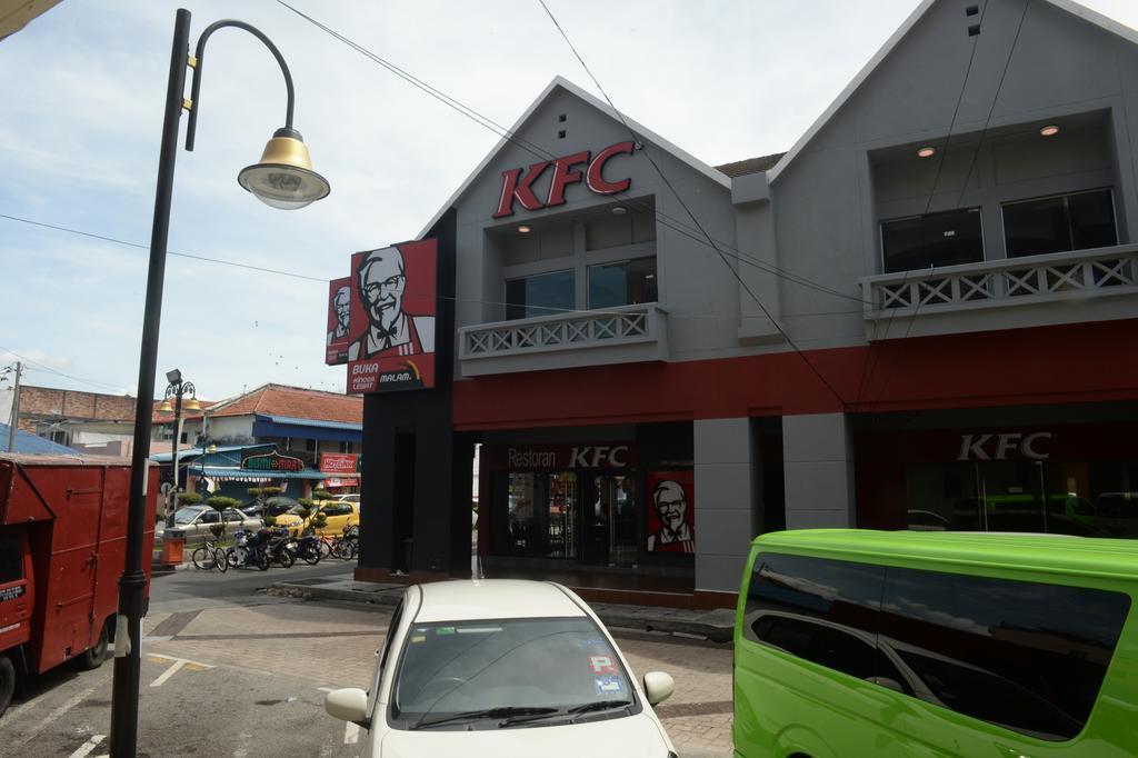 Brezza Hotel Lumut Kültér fotó