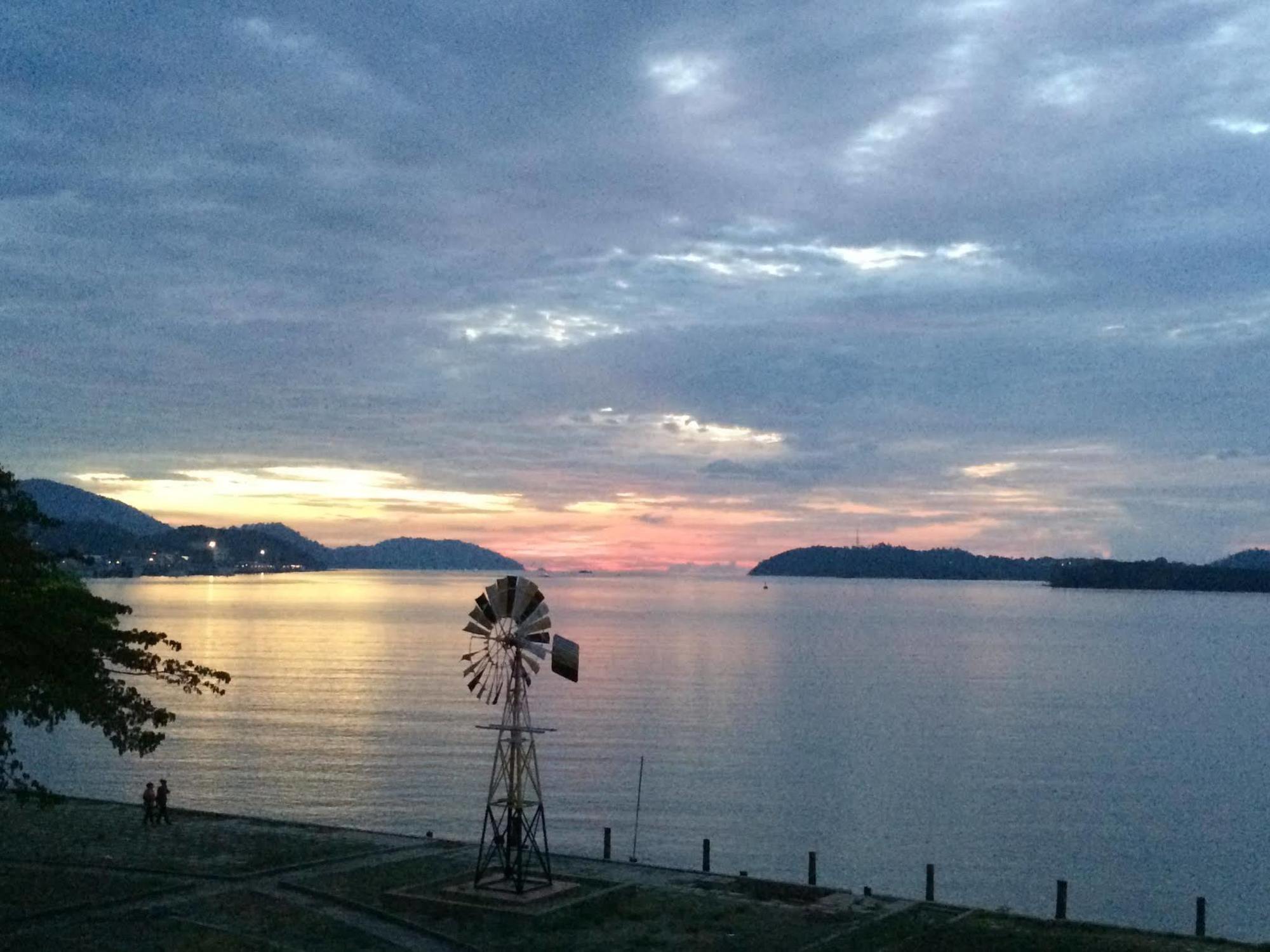 Brezza Hotel Lumut Kültér fotó