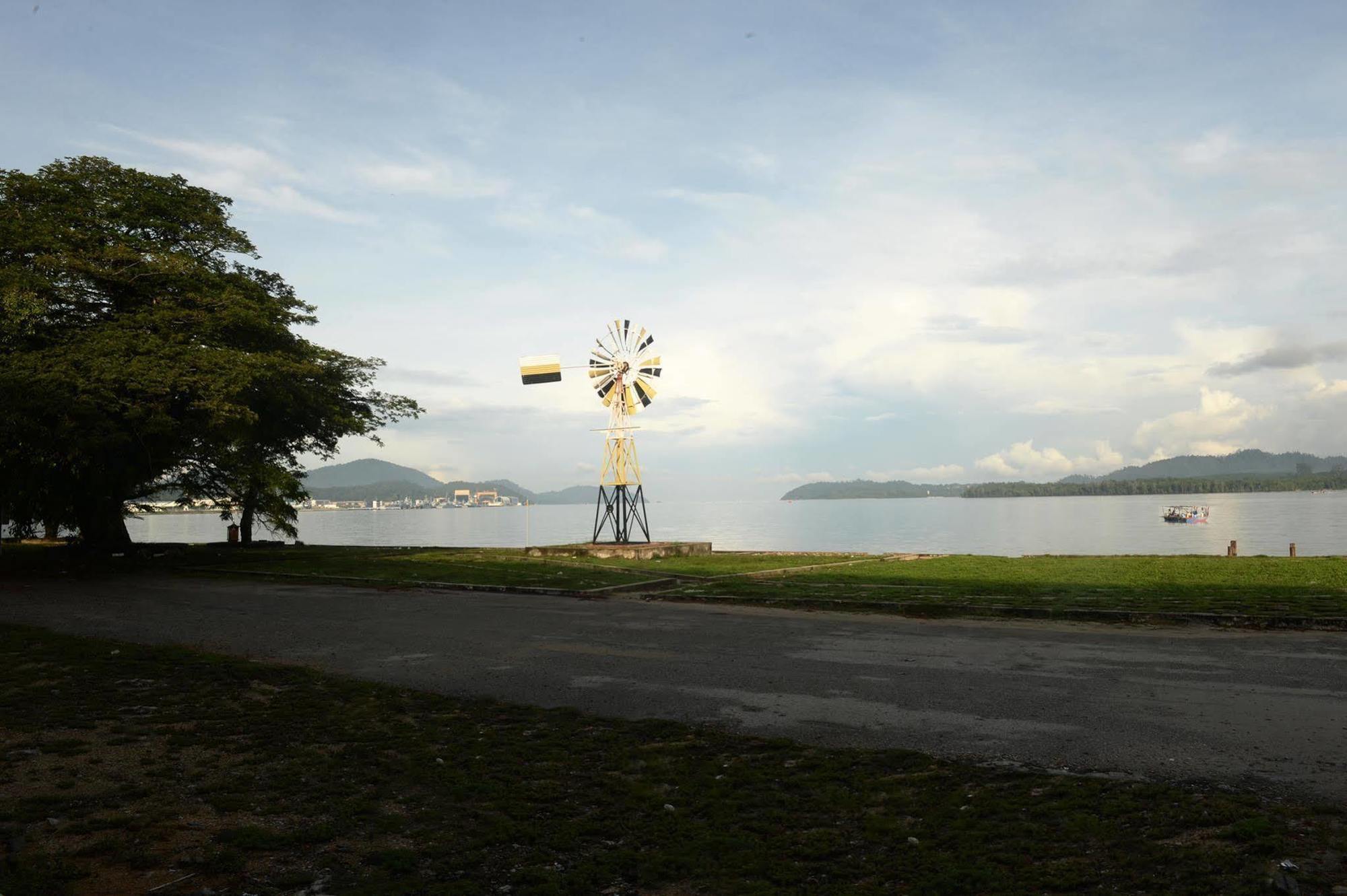 Brezza Hotel Lumut Kültér fotó