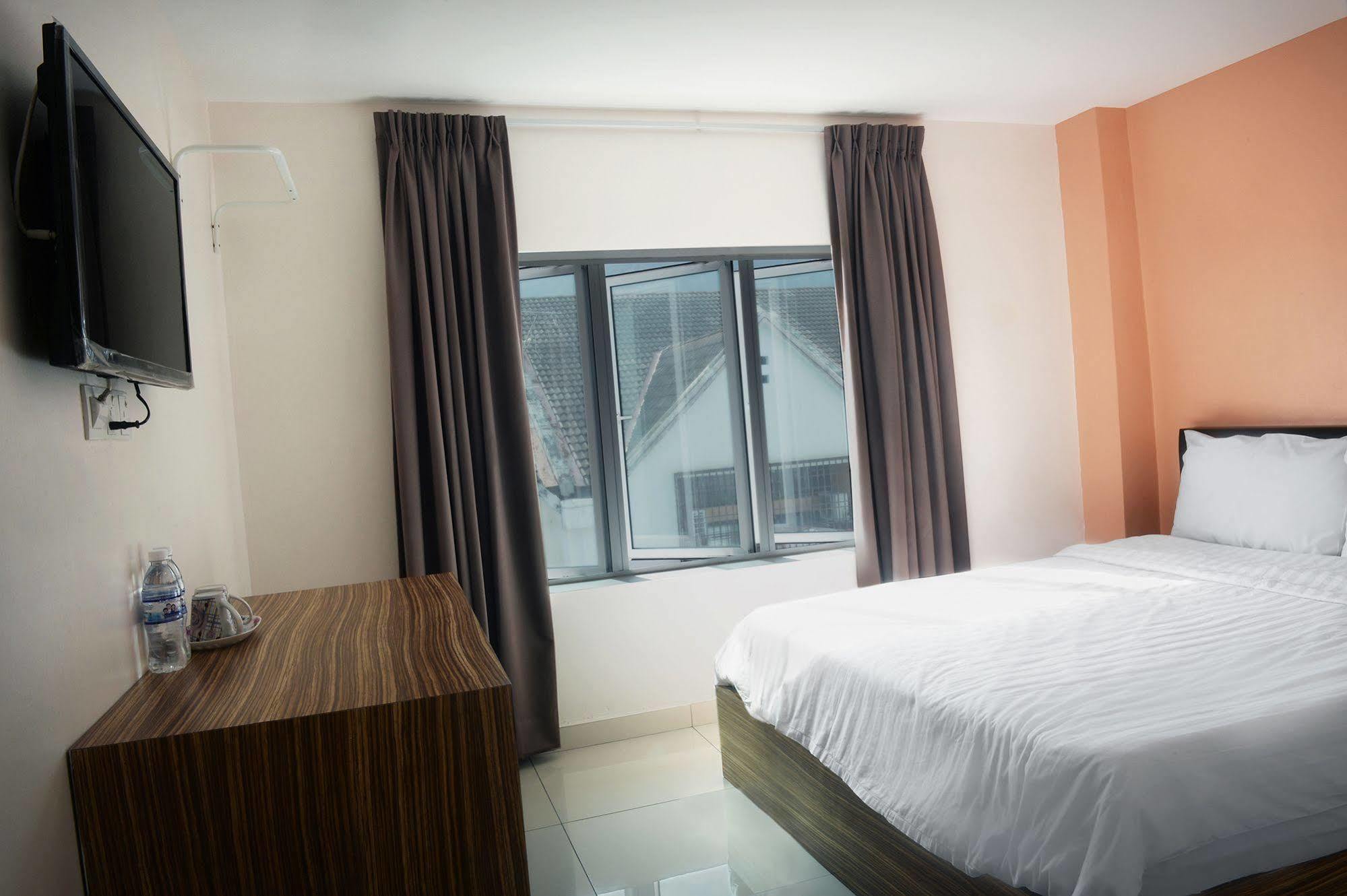 Brezza Hotel Lumut Kültér fotó