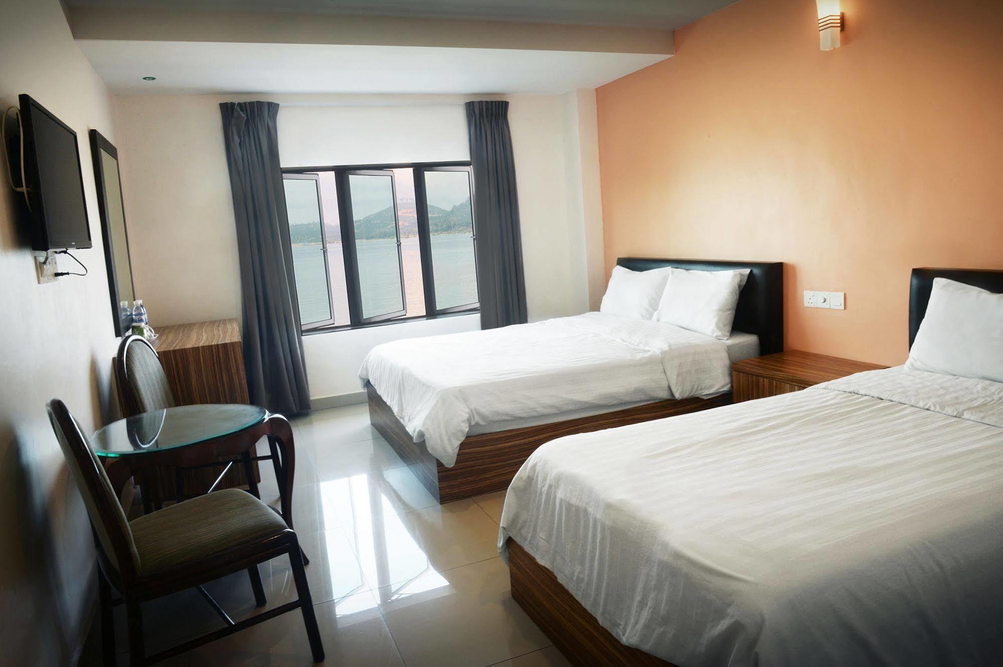Brezza Hotel Lumut Kültér fotó