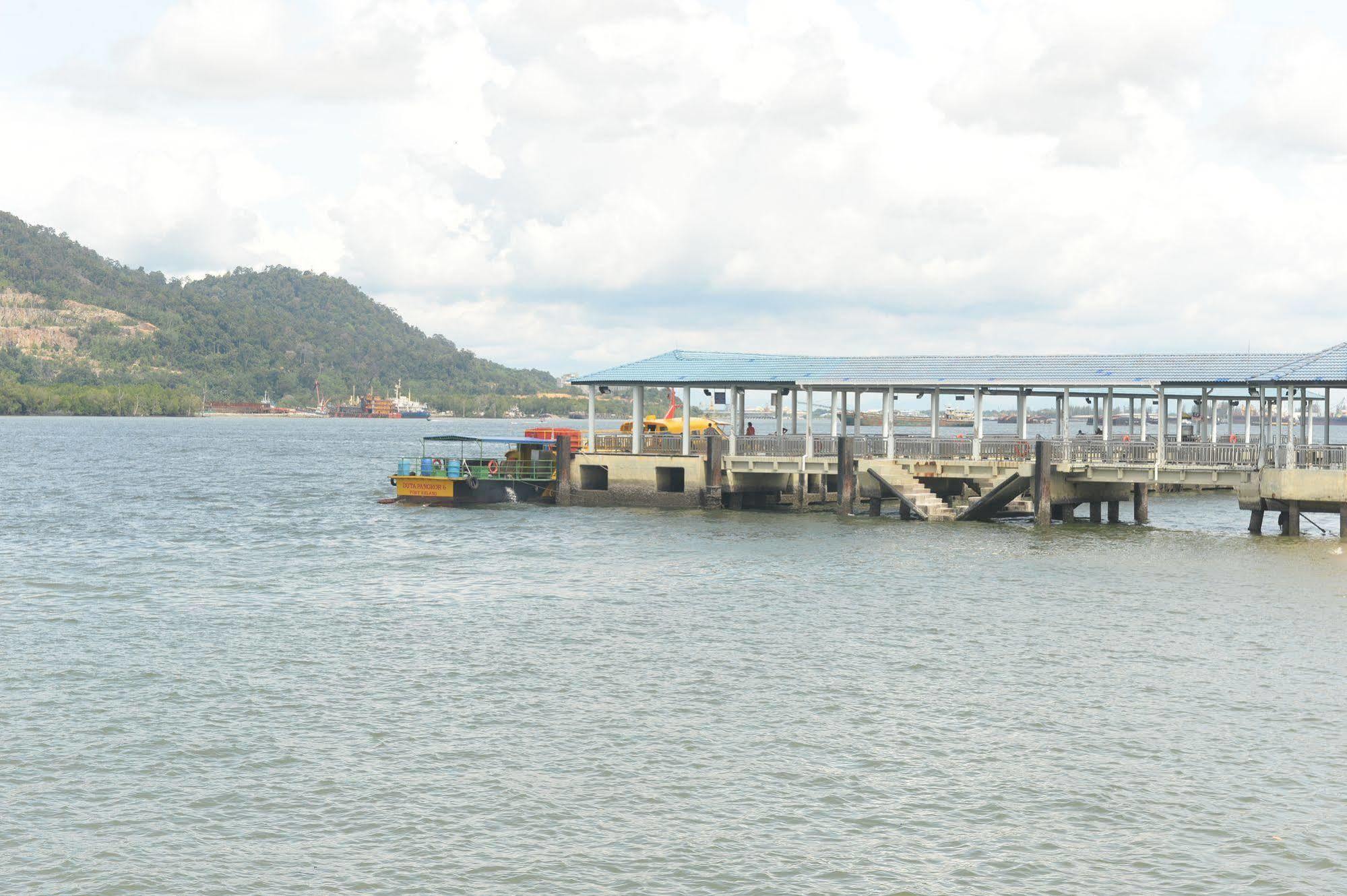 Brezza Hotel Lumut Kültér fotó
