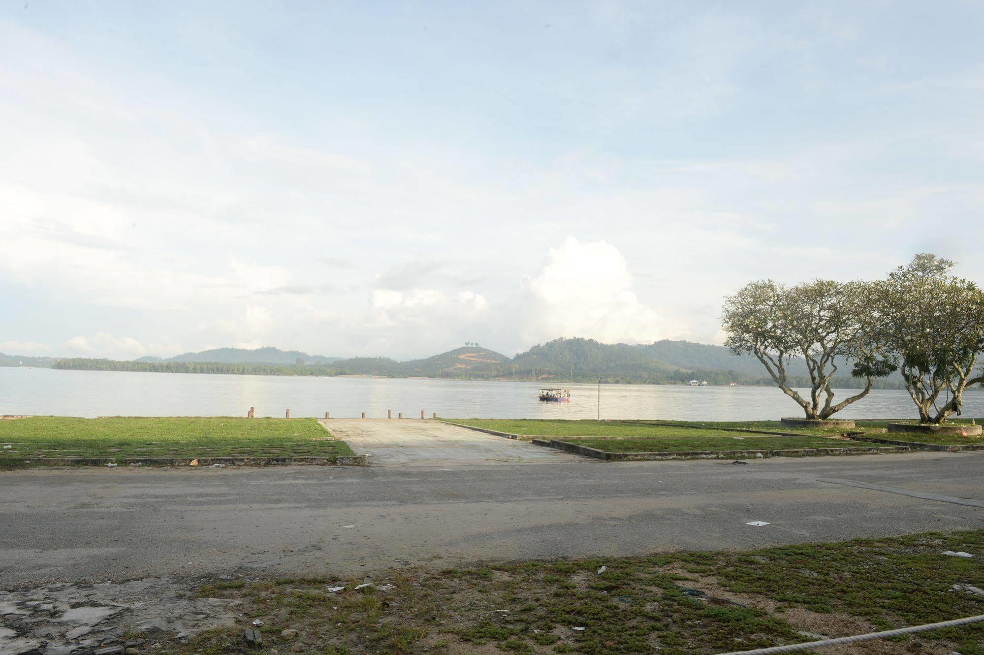 Brezza Hotel Lumut Kültér fotó